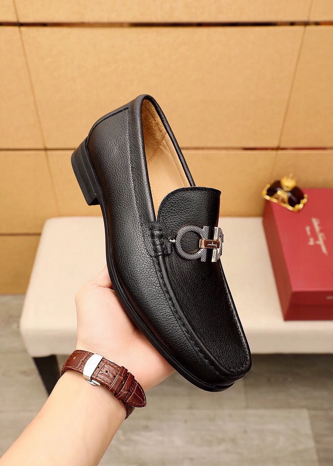 Men's shoes 💰480 💐 Product trademark: Ferragamo "Ferragamo" casual leather shoes Regular size: 38-44 (45🉑️customized) Product materials: Selected imported first-layer pebbled cowhide leather upper + luxury hardware buckle, imported water-dyed cowhide leather lining. Strong three-dimensional visual effect, original outsole color: 3⃣️seed leather materials available